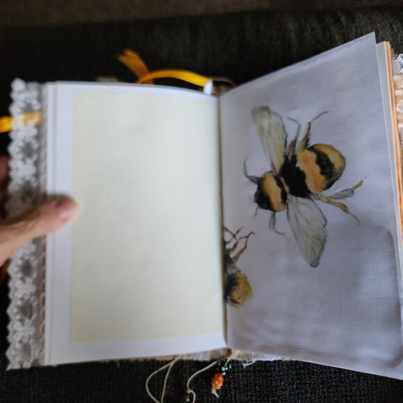 ADORABLE "BEE" Junk Journal, 9in x 6in x 1.75in, 166 pages - Picture 9 of 14